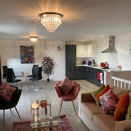 Central 2 Bed Newly Built Duplex Penthouse With Free Gated, On-Site Parking, Lift Access, Self Check-In, Super Fast Wifi, Two Cathedral View Terraces & Sleeps 6 ピーターバラ エクステリア 写真