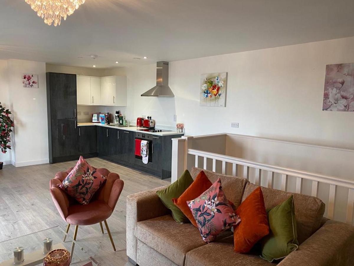 Central 2 Bed Newly Built Duplex Penthouse With Free Gated, On-Site Parking, Lift Access, Self Check-In, Super Fast Wifi, Two Cathedral View Terraces & Sleeps 6 ピーターバラ エクステリア 写真