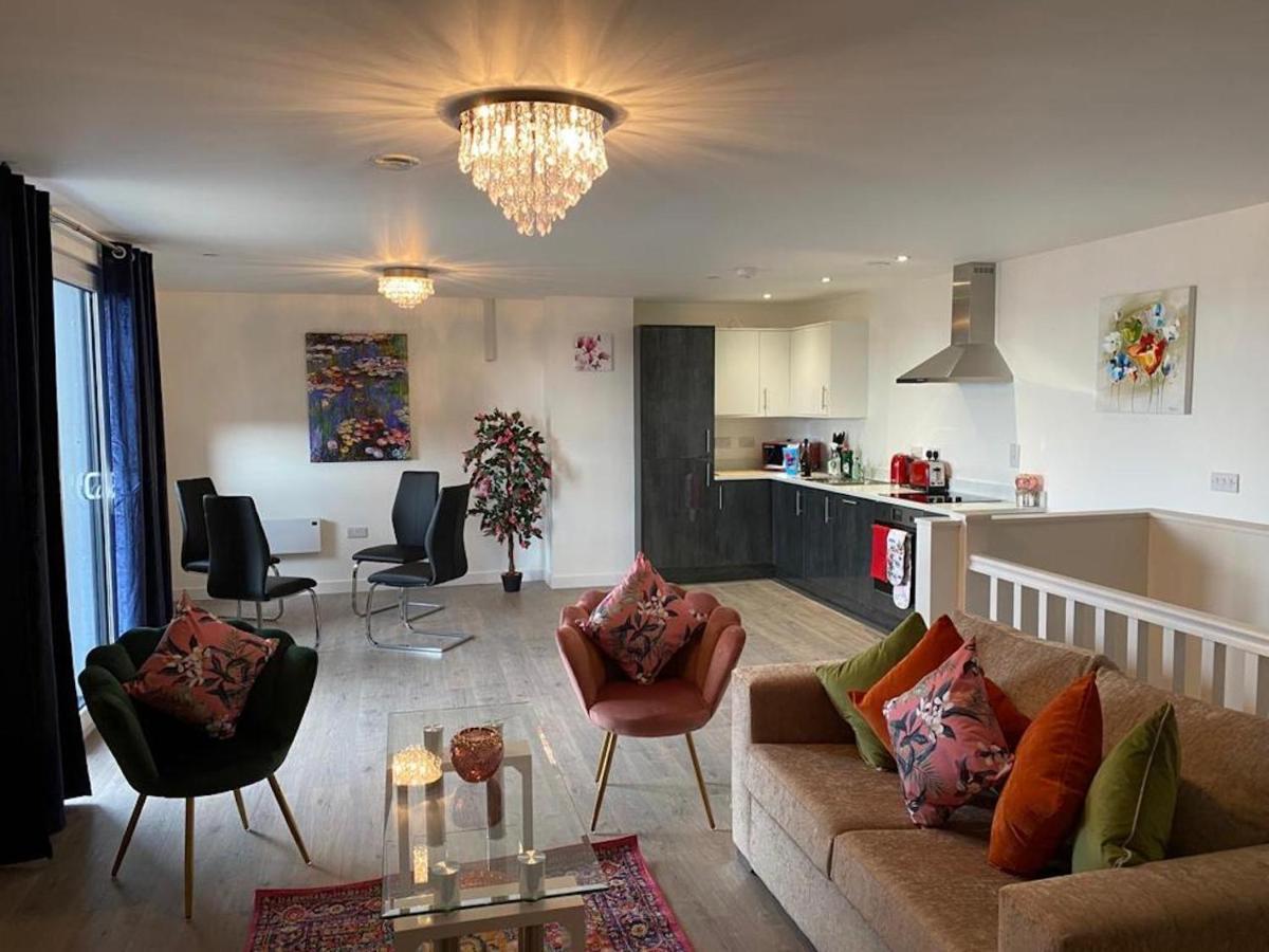 Central 2 Bed Newly Built Duplex Penthouse With Free Gated, On-Site Parking, Lift Access, Self Check-In, Super Fast Wifi, Two Cathedral View Terraces & Sleeps 6 ピーターバラ エクステリア 写真