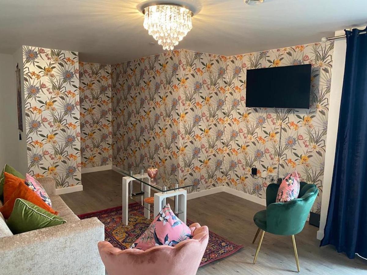 Central 2 Bed Newly Built Duplex Penthouse With Free Gated, On-Site Parking, Lift Access, Self Check-In, Super Fast Wifi, Two Cathedral View Terraces & Sleeps 6 ピーターバラ エクステリア 写真
