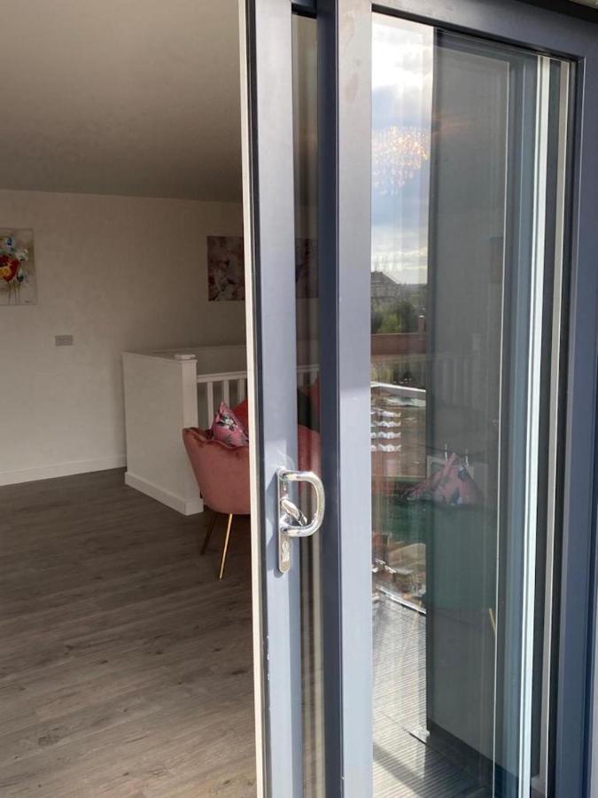 Central 2 Bed Newly Built Duplex Penthouse With Free Gated, On-Site Parking, Lift Access, Self Check-In, Super Fast Wifi, Two Cathedral View Terraces & Sleeps 6 ピーターバラ エクステリア 写真