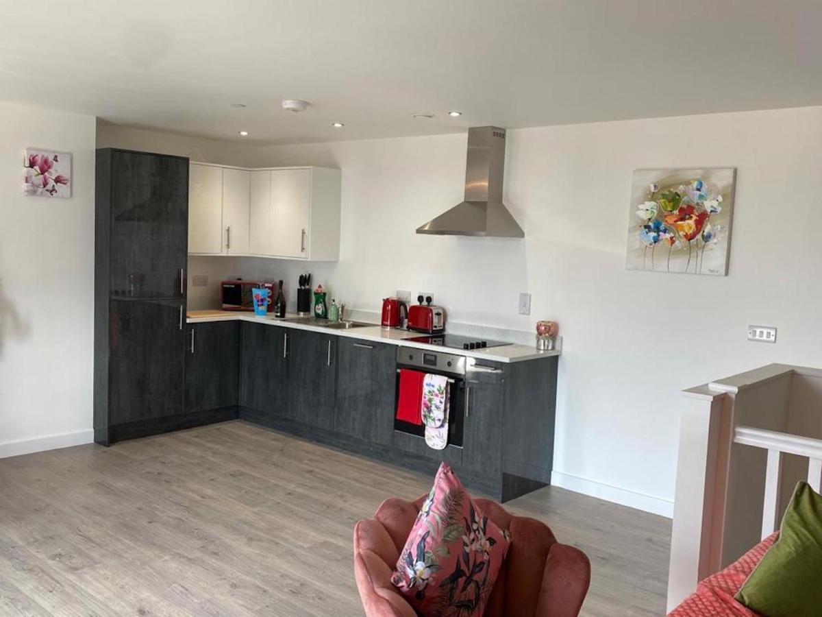 Central 2 Bed Newly Built Duplex Penthouse With Free Gated, On-Site Parking, Lift Access, Self Check-In, Super Fast Wifi, Two Cathedral View Terraces & Sleeps 6 ピーターバラ エクステリア 写真