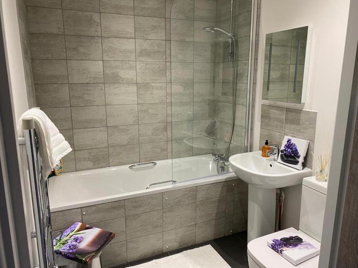 Central 2 Bed Newly Built Duplex Penthouse With Free Gated, On-Site Parking, Lift Access, Self Check-In, Super Fast Wifi, Two Cathedral View Terraces & Sleeps 6 ピーターバラ エクステリア 写真