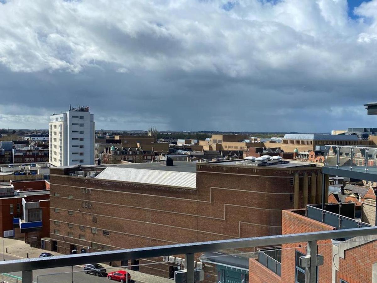 Central 2 Bed Newly Built Duplex Penthouse With Free Gated, On-Site Parking, Lift Access, Self Check-In, Super Fast Wifi, Two Cathedral View Terraces & Sleeps 6 ピーターバラ エクステリア 写真